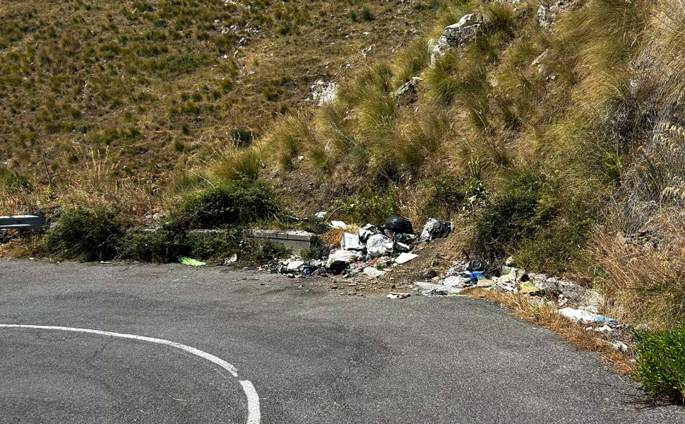 La vergogna dell'estate: lo sfregio di rifiuti e discariche a cielo aperto, dalla 107 alla Crocetta 53 Rifiuti discariche vecchia strada Crocetta 05
