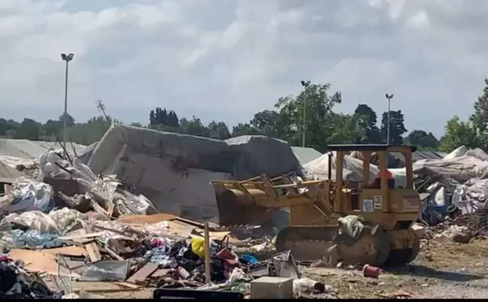 San Ferdinando, al via smantellamento della tendopoli. Ruspe in azione, Mantovano: «Alloggi per 400 migranti» 203 tendopoli_San Ferdinando