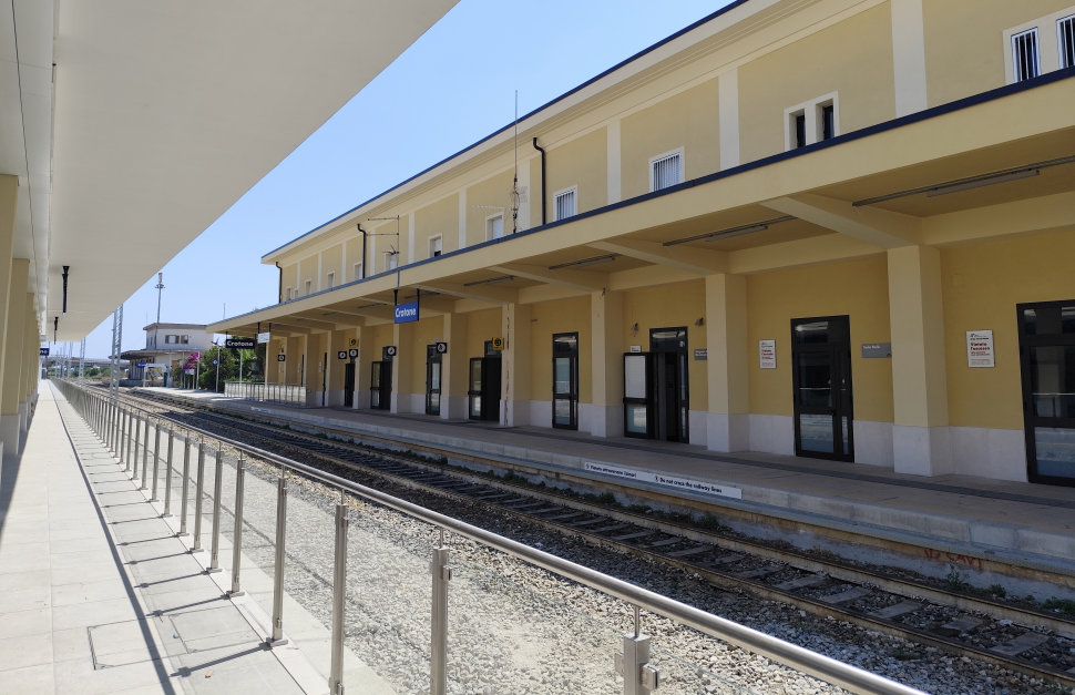 Ferrovie: riqualificate le stazioni di Crotone e Sibari. Nuovi ascensori, restyling, potenziamento merci e banchine UE 52 Stazione ferroviaria di Crotone