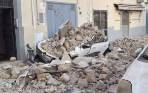 Fortissimo terremoto a Napoli: magnitudo 4.7, la scossa più forte di sempre. Crolli, paura e gente in strada 52 Terremoto Napoli1