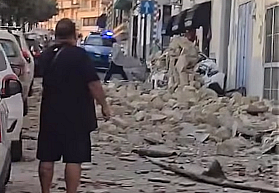 Fortissimo terremoto a Napoli: magnitudo 4.7, la scossa più forte di sempre. Crolli, paura e gente in strada 52 Terremoto napoli