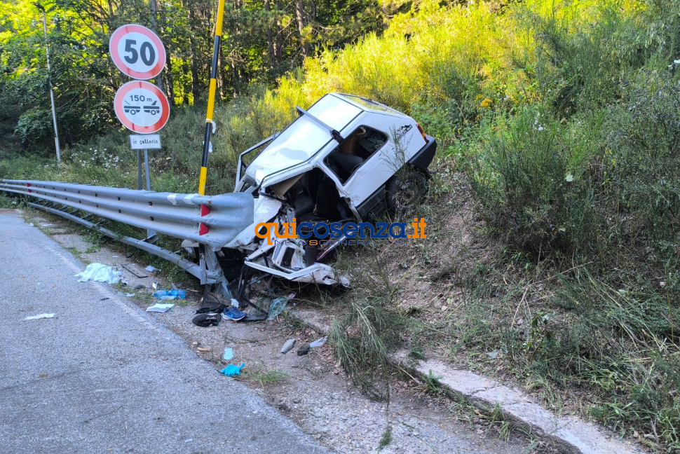 Terribile incidente sulla Statale 107 in Sila nei pressi di Fago del Soldato. Un morto e un ferito 79 Terribile incidente Statale 107 Fago del Soldato