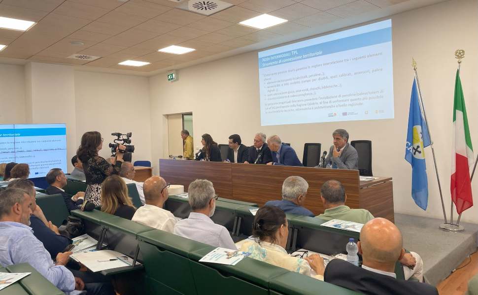 Rivoluzione nei trasporti in Calabria, si punta sull'intermodalità: 45 milioni a Comuni e aree urbane 52 Trasporto intermodale
