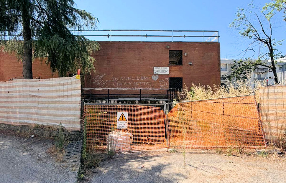 Rende, degrado all'ex centro sociale di viale dei Giardini: «Cantiere fermo ma il Comune non può intervenire» 51 Viale dei giardini Rende ex centro sociale degrado