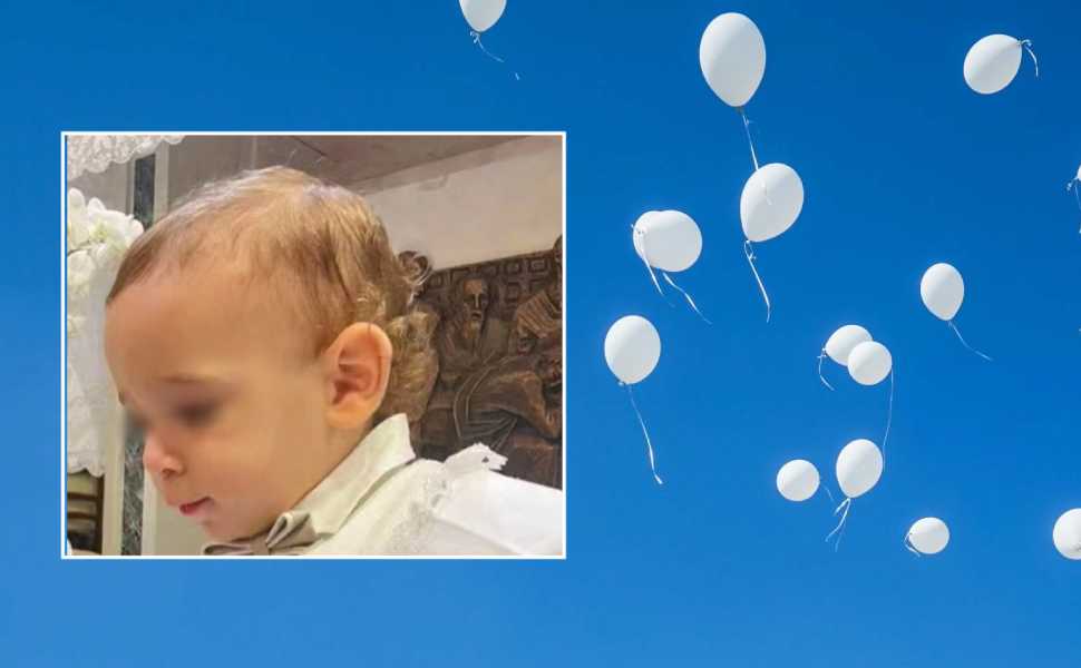 Lacrime e palloncini bianchi per l'ultimo saluto ad Alessio Pio. La mamma stringe il leoncino con cui giocava 213 alessio pio funerali palloncini bianchi