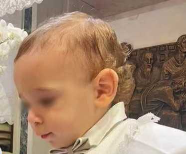 Lacrime e palloncini bianchi per l'ultimo saluto ad Alessio Pio. La mamma stringe il leoncino con cui giocava 53 alessio pio funerali