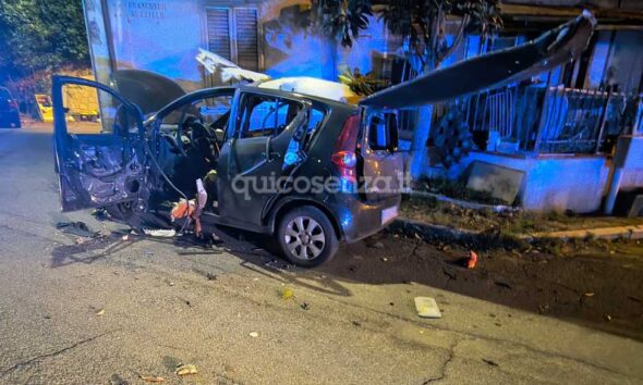 auto via muzzillo esplode cosenza 03
