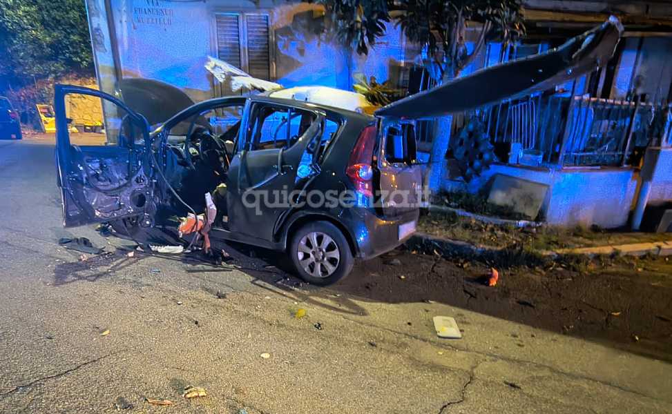 auto via muzzillo esplode cosenza 03