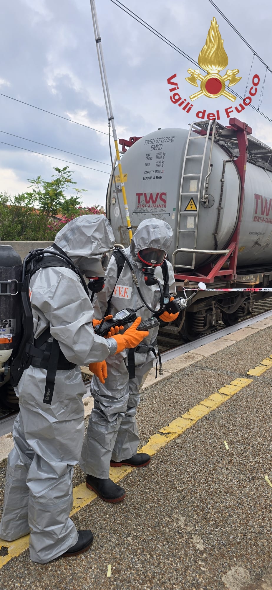 Paura alla stazione di Fuscaldo: cisterna con acido solforico si apre su un treno merci 53 stazione-fuscaldo-acido-solforico-cisterna 02