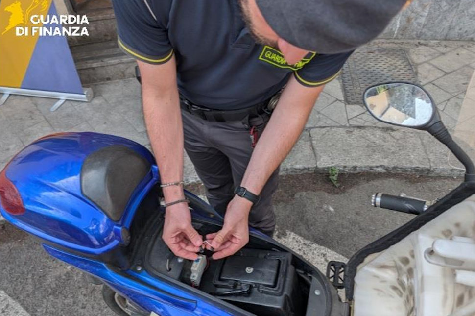 Scooter illegali dalla Cina venduti come semplici bici elettriche: sequestrate migliaia di e-bike fuorilegge 51 bici elettriche e-bike tarocche