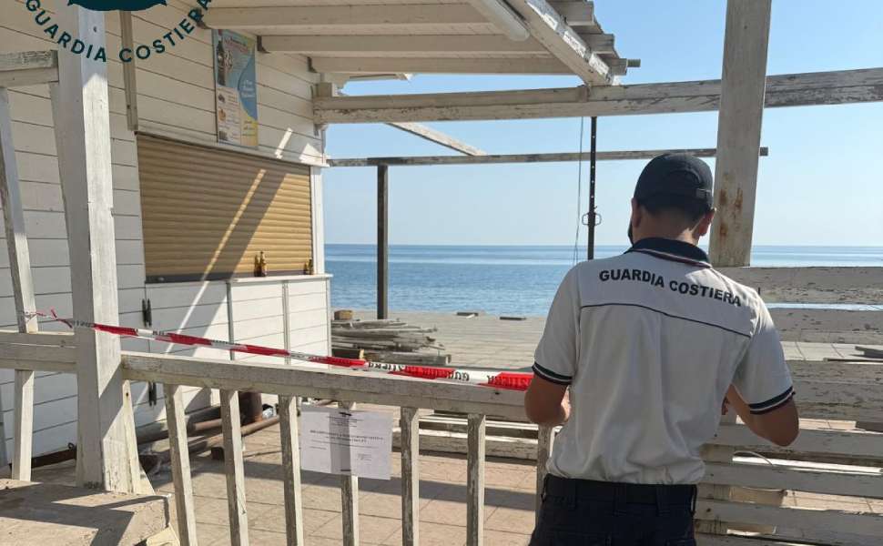 Blitz della Guardia Costiera: 4 denunce e 350 metri quadrati di demanio occupati abusivamente 54 capitaneria porto crotone guardia costiera 01