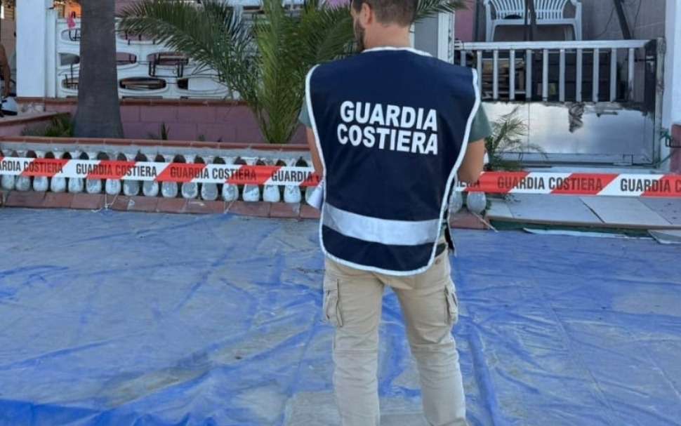Blitz della Guardia Costiera: 4 denunce e 350 metri quadrati di demanio occupati abusivamente 52 capitaneria porto crotone guardia costiera 02