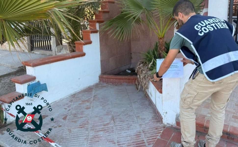 Blitz della Guardia Costiera: 4 denunce e 350 metri quadrati di demanio occupati abusivamente 53 capitaneria porto crotone guardia costiera 03