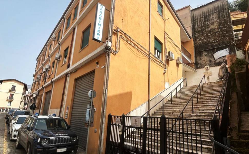 Nocera Terinese: ubriaco minaccia di incendiare un bar con liquido infiammabile, scatta il Daspo "Willy" 52 carabinieri nocera terinese
