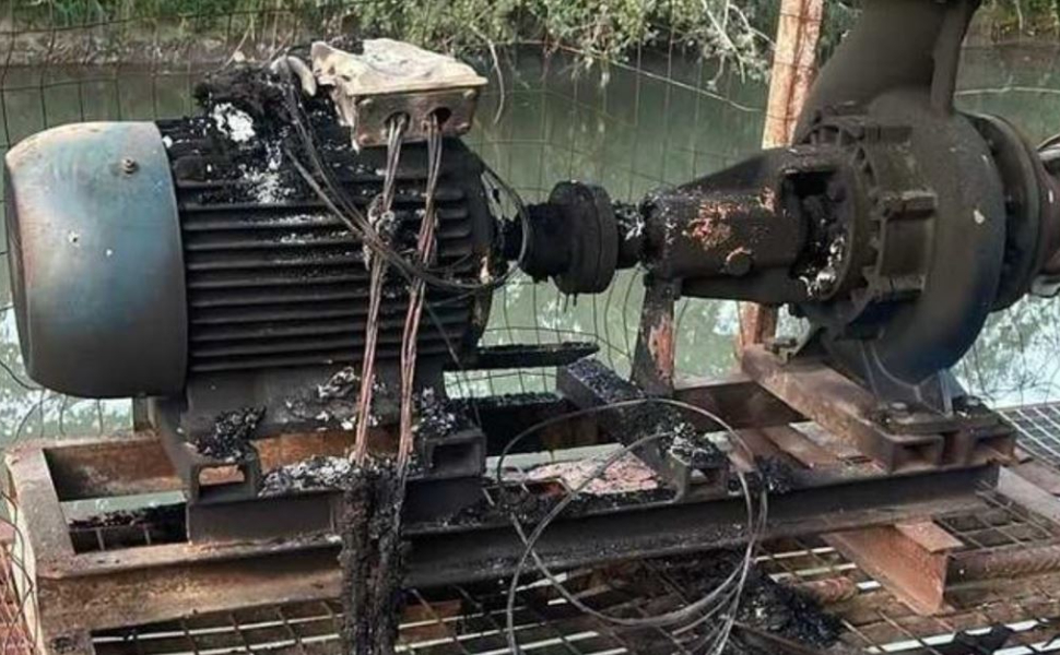 Nuovo raid incendiario a Cassano: distrutto l'impianto di sollevamento, campi senz'acqua 94 cassano-impianto-incendio-lattughelle