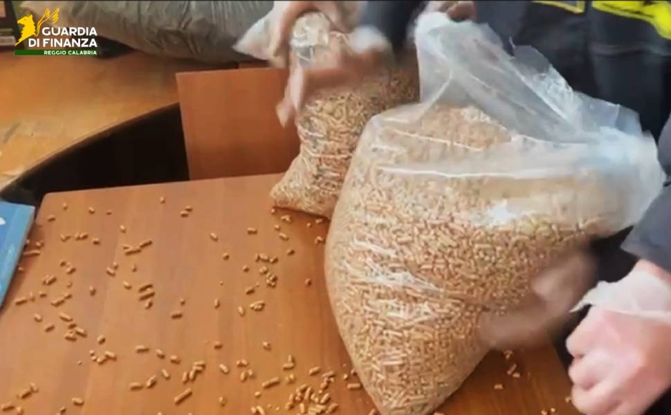 Cocaina purissima in un carico di pellet: sequestrati 113 chili di droga da 20 milioni di euro 52 cocaina porto gioia tauro - pellet 03