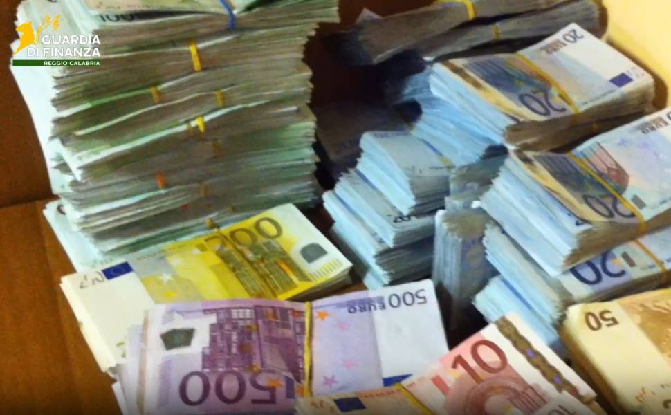 Maxi confisca da 2,7 milioni: colpito imprenditore condannato per associazione mafiosa 233 confisca tegano contanti 01