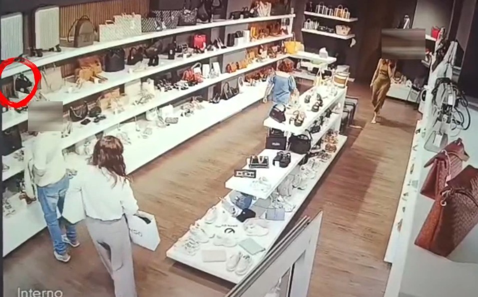 Cosenza: ruba due borse in un negozio di corso Mazzini. Le telecamere riprendono il presunto ladronegozio di corso Mazzini. Le telecamere riprendono il presunto ladro