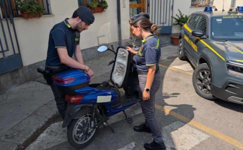 Falsi scooter venduti come e-bike, maxi sequestro di 6.885 veicoli del valore di 5 milioni di euro 51 e-bike indagine guardia finanza 01