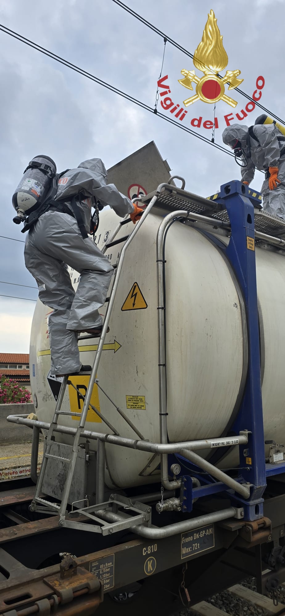 Paura alla stazione di Fuscaldo: cisterna con acido solforico si apre su un treno merci 54 stazione-fuscaldo-acido-solforico-cisterna 03