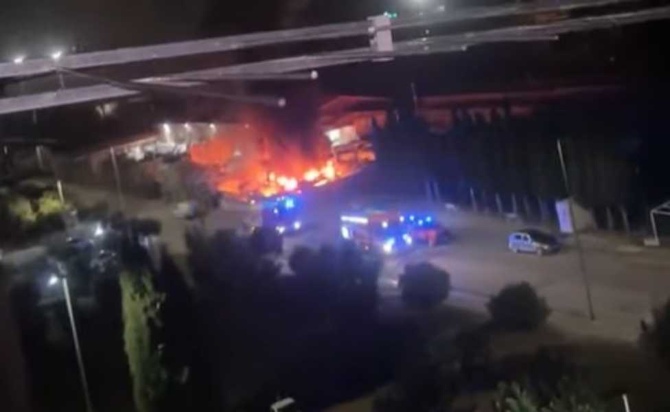 Incendio Ecologia Oggi, gruppo "Provincia Democratica": «6 mezzi distrutti, atto raccapricciante contro la città» 52 fiamme vaglio lise ecologia oggi