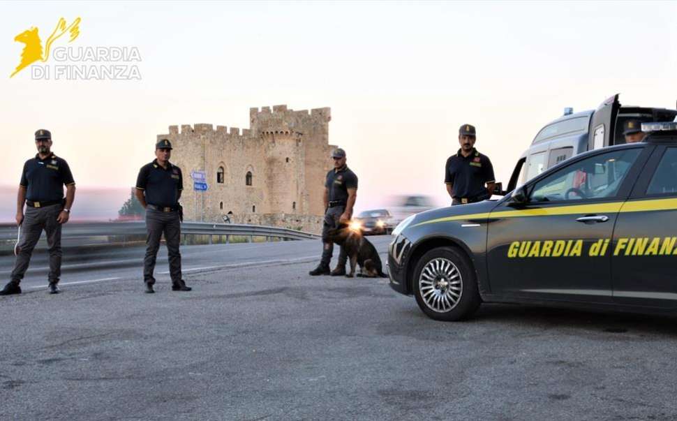 Controlli della Guardia di Finanza di Cosenza: 707 articoli sequestrati e 15 lavoratori in nero 52 guardia di finanza di cosenza - controlli estate 01