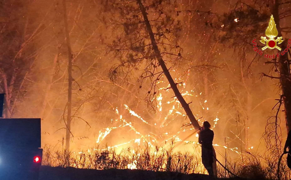 Calabria nella morsa degli incendi: in 36 ore oltre 200 interventi dei Vigili del fuoco 178 incendi calabria interventi