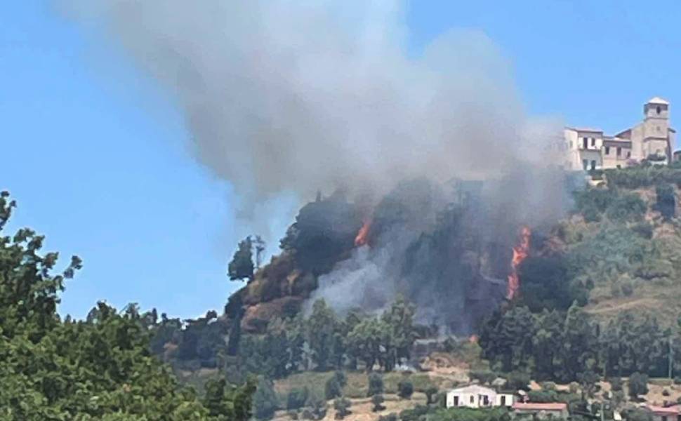 Incendio al centro storico di Rende, il Comune chiarisce: "i terreni sotto le Clarisse sono privati" 51 incendio centro storico rende