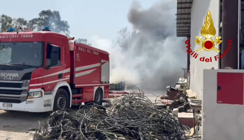 La Calabria continua a bruciare, a Cosenza preoccupa Cozzo del Monaco: disposto lo sgombero 56 incendio-crotone