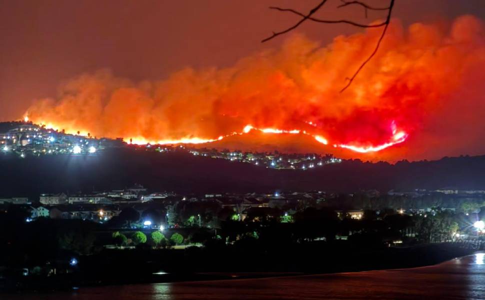 La Calabria assediata dagli incendi: paura per un rogo che ha minacciato un villaggio turistico 52 incendi calabria squillace luglio 2026 01