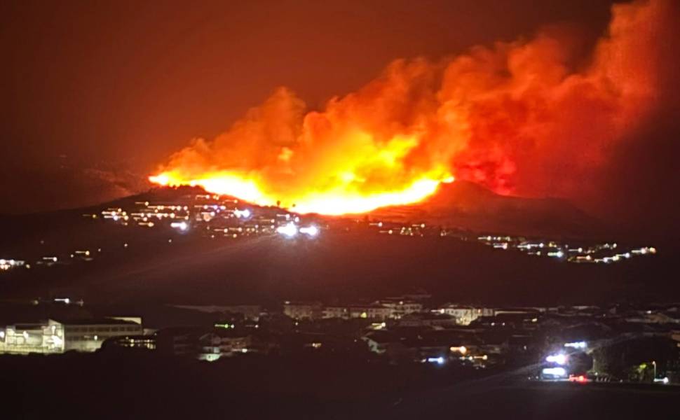 La Calabria assediata dagli incendi: paura per un rogo che ha minacciato un villaggio turistico 213 incendi calabria squillace luglio 2026 02