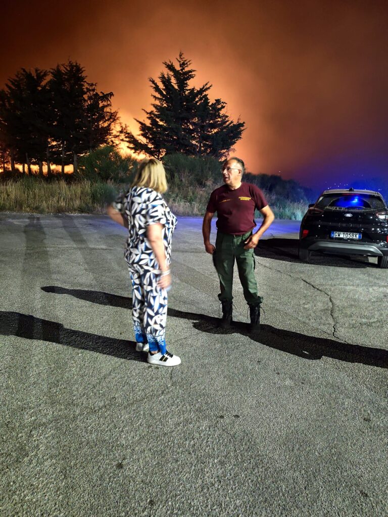 Castrovillari assediata dalle fiamme, il fuoco non dà tregua. De Gaio attiva il Coc 52 incendio castrovillari 1