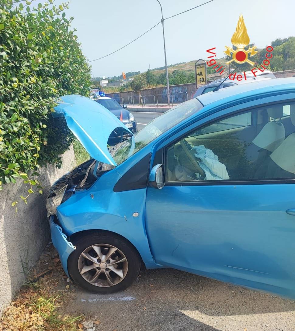 Violento incidente provoca 3 feriti, donna estratta dalle lamiere dai Vigili del fuoco 53 incidente catanzaro donna estratta lamiere vigili fuoco 03