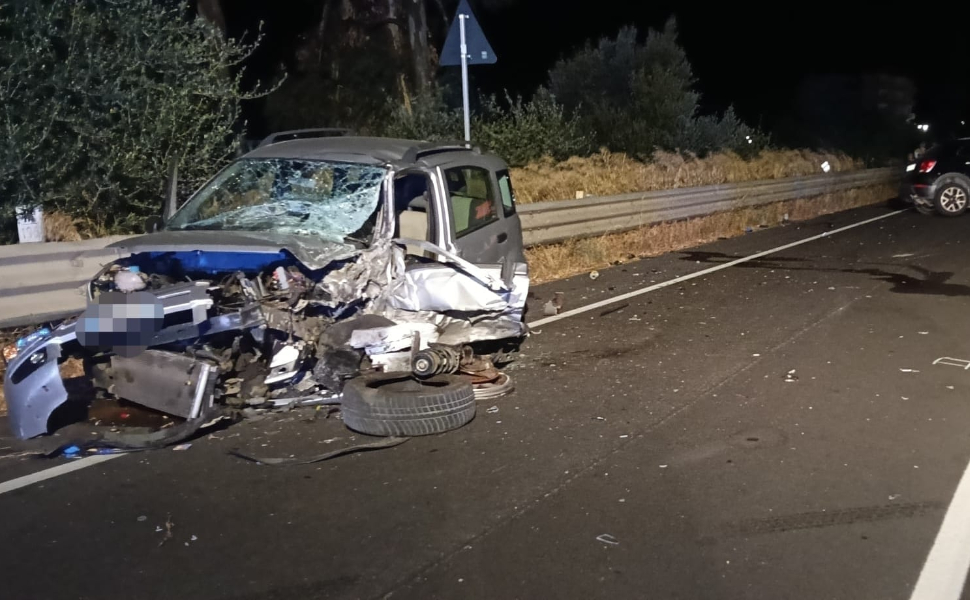 Schianto devastante sulla statale 106: muore un giovane di 23 anni, due feriti 214 incidente-statale-106-sellia-marina.
