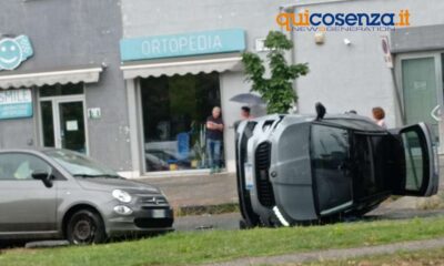 incidente viale mancini cosenza auto ribaltata 01