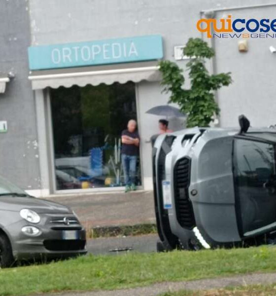 incidente viale mancini cosenza auto ribaltata 01