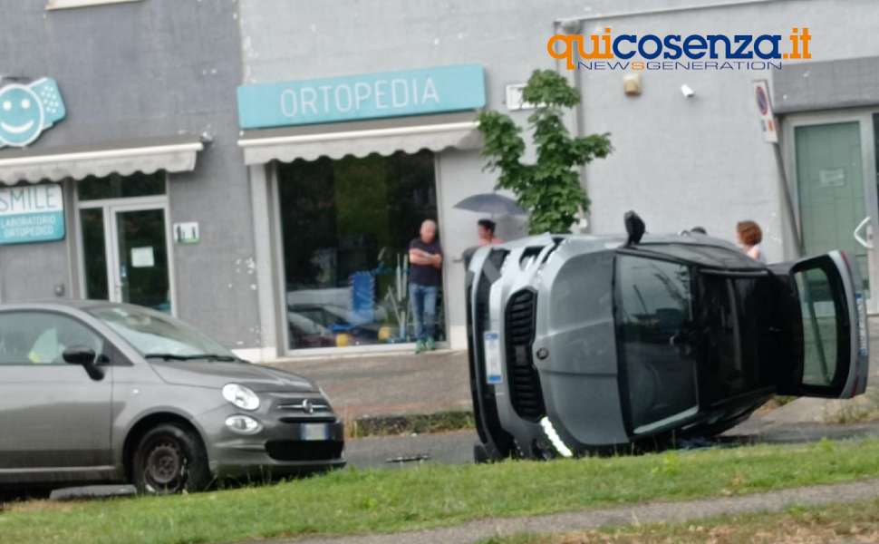 incidente viale mancini cosenza auto ribaltata 01