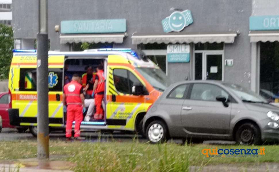incidente viale mancini cosenza auto ribaltata 02