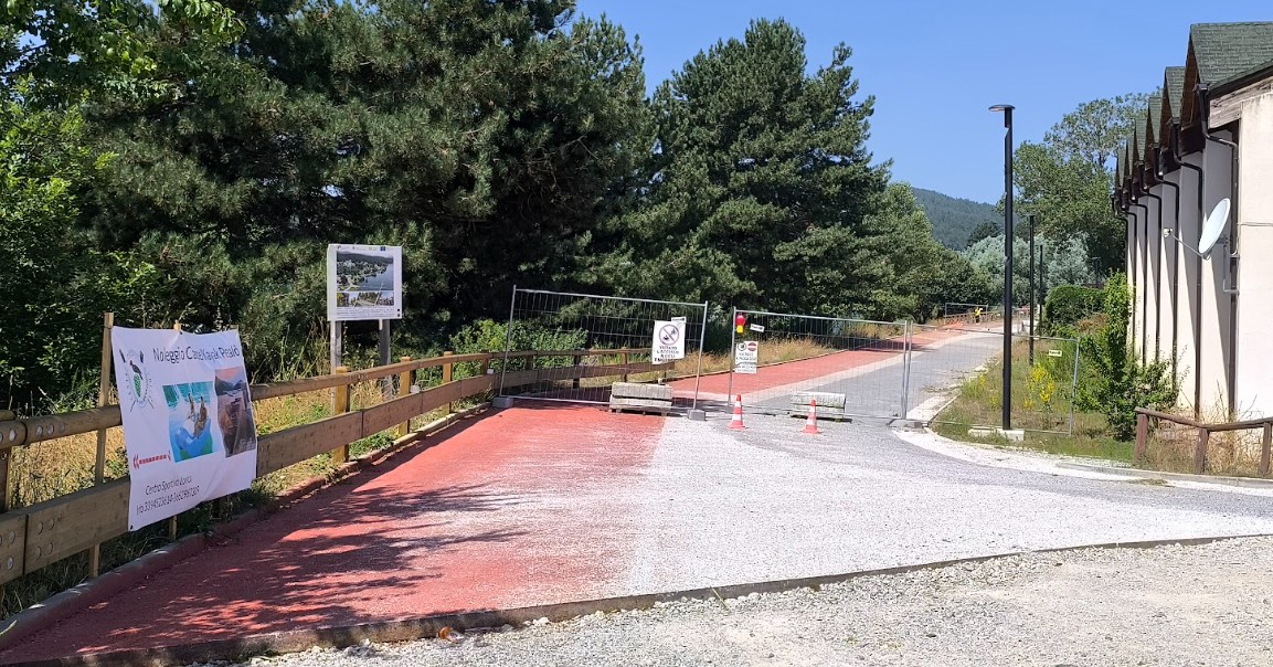 Lorica: lungolago e pontile ancora chiusi. Turisti delusi nel pieno dell'estate