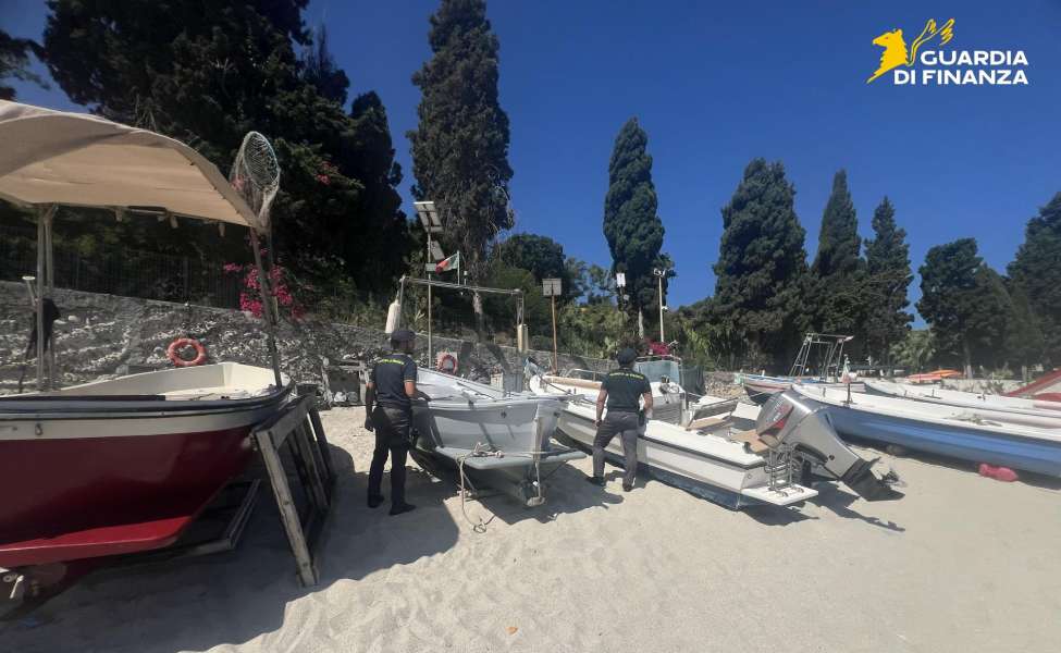 Briatico, stop all'occupazione abusiva: sequestrate 13 imbarcazioni del valore di 100mila euro 52 occupazione abusiva demanio briatico 01