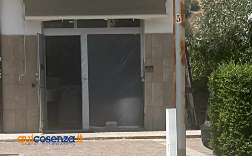 Notte di paura a Taverna di Montalto: ordigno contro un salone di parrucchiera 52 ordigno montalto salone parrucchiera 03