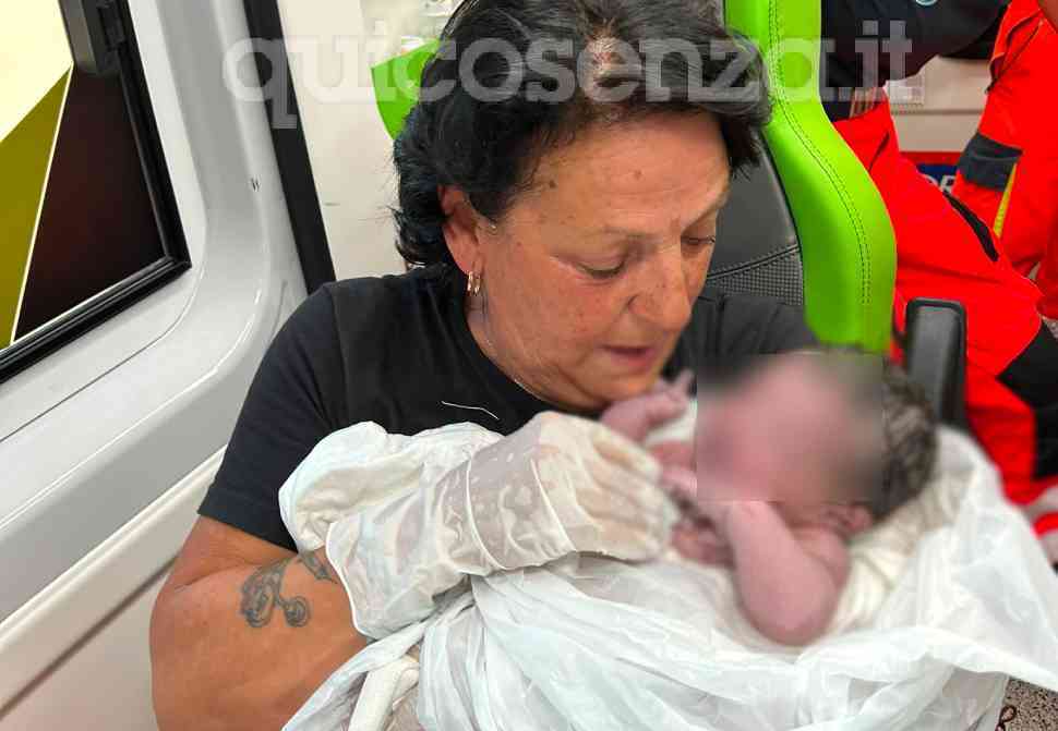Piane Crati, troppa fretta di venire al mondo. Quando il 118 entra in casa, la bimba è già nata 79 piane-crati-parto-casa