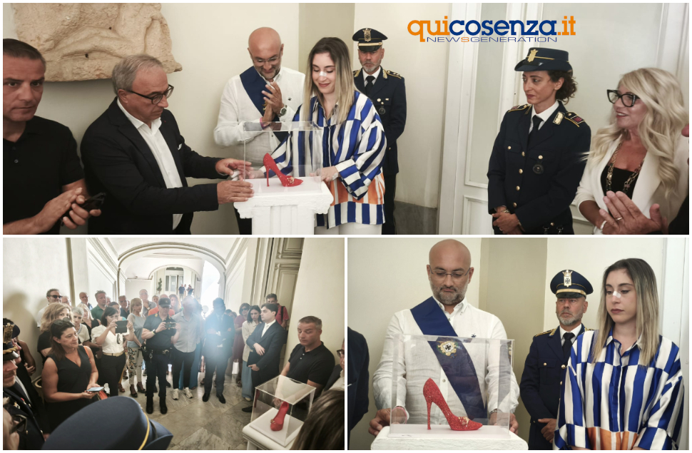 Cosenza: una "scarpetta rossa" al Palazzo della Provincia, un simbolo contro la violenza alle donne 76 Scarpetta rossa