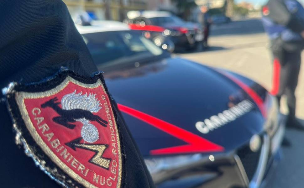 Notte di terrore a Schiavonea: 38enne accoltella il vicino e si barrica in casa, minacciando di farla esplodere 94 schiavonea corigliano rossano carabinieri