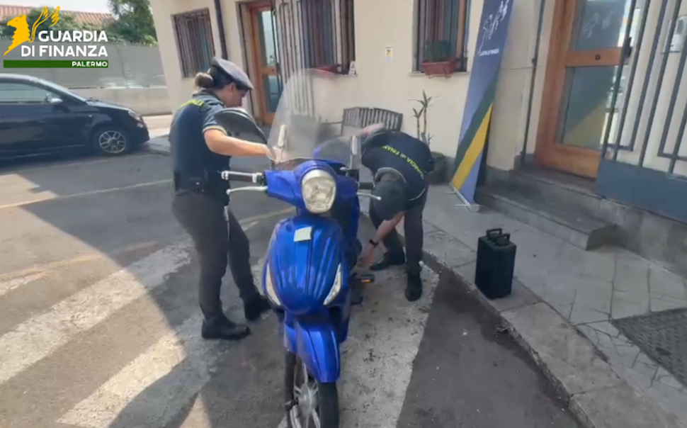Scooter illegali dalla Cina venduti come semplici bici elettriche: sequestrate migliaia di e-bike fuorilegge 52 scooter elettrici sequestrati