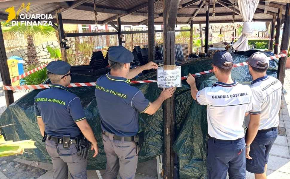 sequestro Paola Stabilimento balneare - Finanza e guardia costiera 01