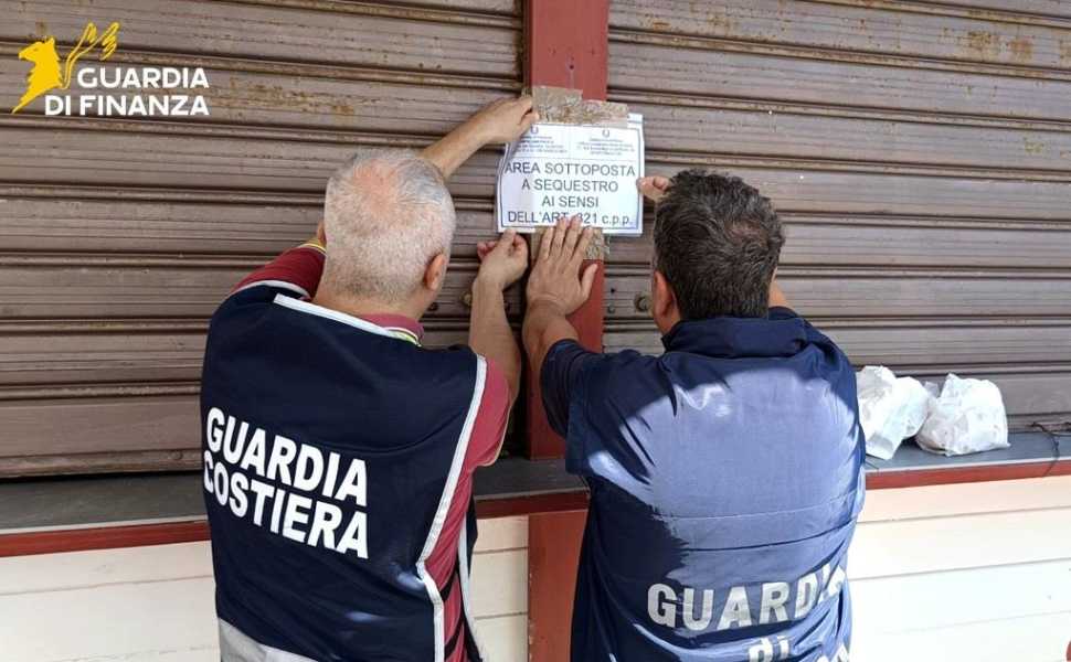 Paola: sequestrato uno stabilimento balneare, sigilli a 1.800 metri quadrati 52 sequestro Paola Stabilimento balneare - Finanza e guardia costiera 01