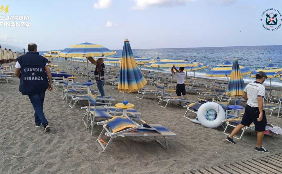 Paola: sequestrato uno stabilimento balneare, sigilli a 1.800 metri quadrati 53 sequestro Paola Stabilimento balneare - Finanza e guardia costiera 03