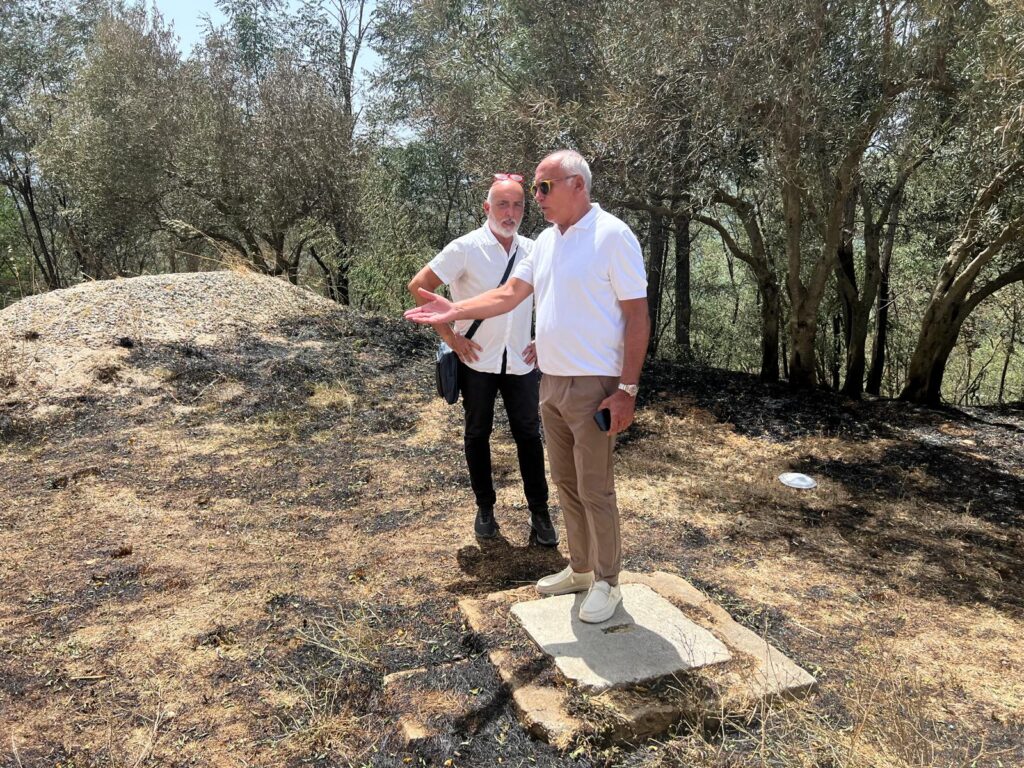 Incendio a Cosenza, paura a Cozzo del Monaco: il sindaco Caruso visita le famiglie colpite dal rogo 53 sopralluogo-incendio