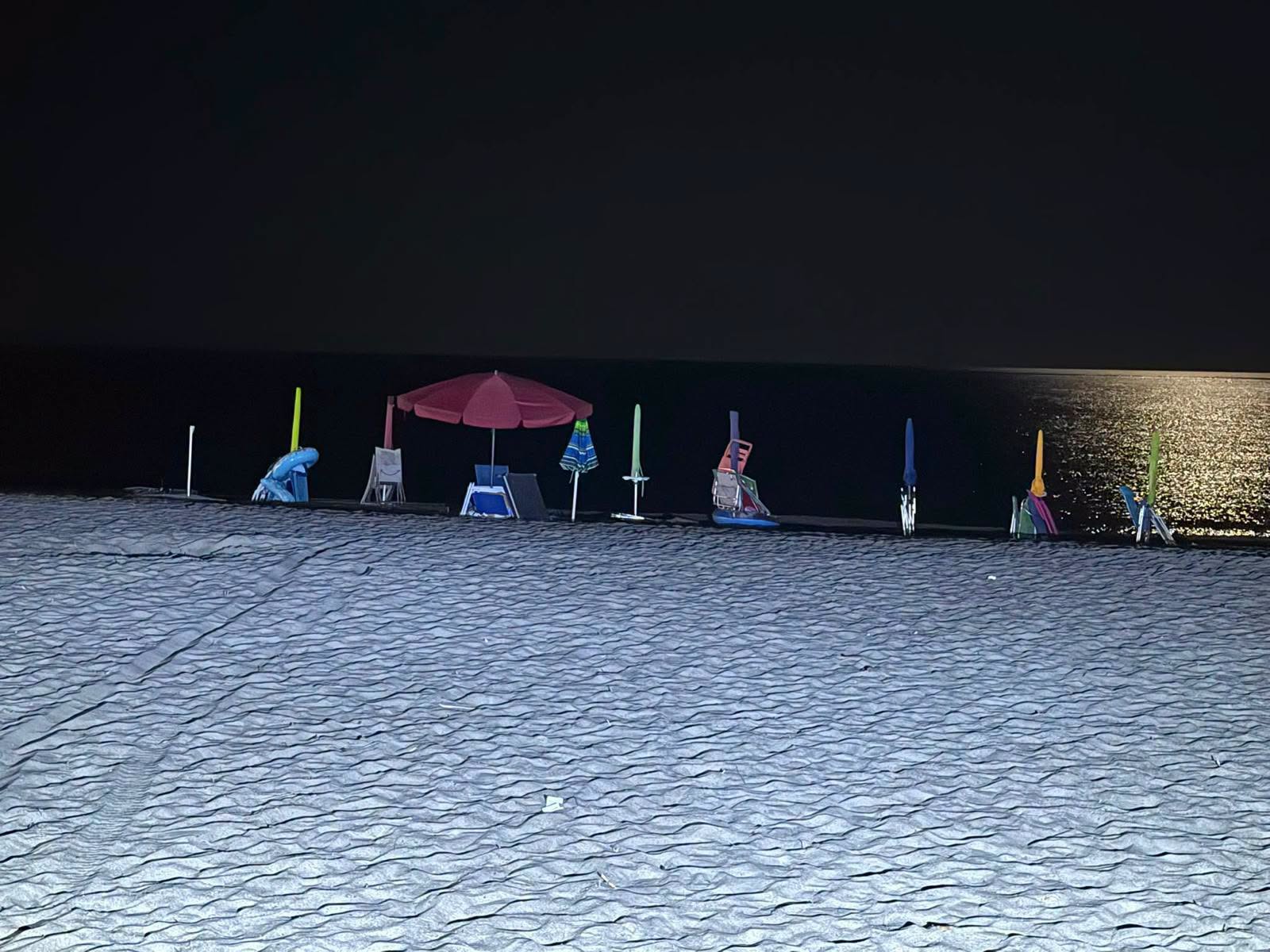 Villapiana, blitz contro i "furbetti" del posto in prima fila. Sequestrati ombrelloni e sdraio lasciati sulla spiaggia 53 Villapiana sequestro ombrelloni